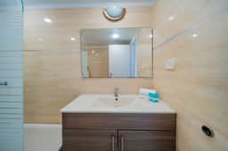 By Market Lovely Lightful 3BDR, Free Parking