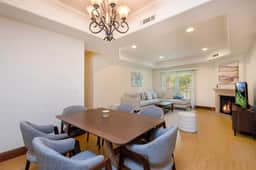Luxury Living: 2-Bedroom Apt in LA W. Free Parking