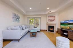 Luxury Living: 2-Bedroom Apt in LA W. Free Parking