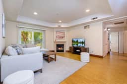 Luxury Living: 2-Bedroom Apt in LA W. Free Parking