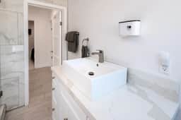 Modern 3BR House in LA with Parking & Fireplace