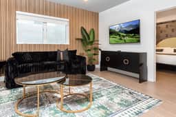 Deluxe K-Town 1BR Condo W. Balcony, Parking!