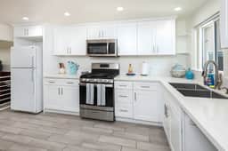 Hollywood Glamour: 2BR Home