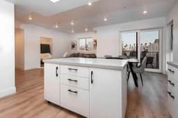 K-Town Modern 2BR Condo with Roof Deck, Parking