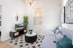 Luxurious 1 Bedroom Apt in LA Sleeps 4!