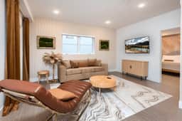 K-Town Modern 1 Bedroom Condo with Free Parking