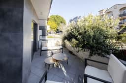 Elegant Balcony Modern Apt for 4!