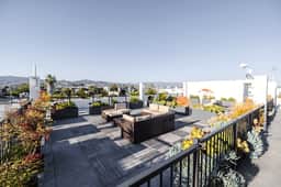 Elegant Balcony Modern Apt for 4!