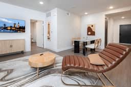 K-Town Modern 1 Bedroom Condo with Free Parking