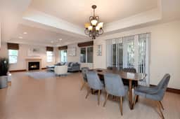Modern 2 Bedroom Apartment with Free Parking