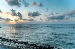 Luxurious Beachfront 2BR Apt with Balcony, Parking