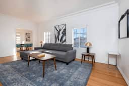 Chic City Apt in LA Sleeps 2