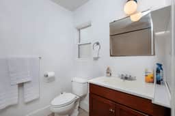 Central Hollywood 2-BR Apt. with Private Parking