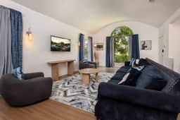 Spacious 5 Bedroom Home with Jacuzzi