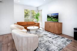 K-Town Luxe 2BR Apartment W. Balcony & Parking