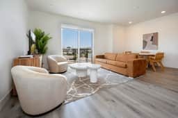 High-End Living: Gorgeous Koreatown Apt W. Parking