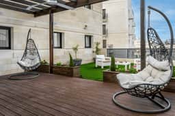 Modern & Spacious 5BR Apartment with Free Parking