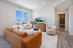 Stylish Luxury Stay in LA with Parking