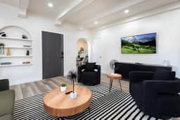 Luxury 3BR House in LA with Jacuzzi & Parking