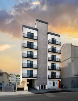 Luxury Stay: 1BR Apartment in K-town with Parking