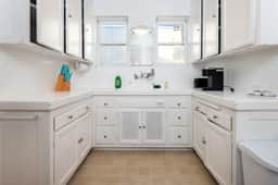 Chic 1-Bedroom Apartment in LA • Sleeps 2