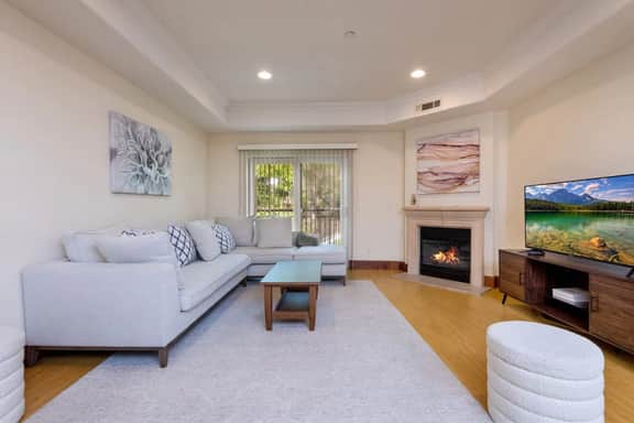 Luxury Living: 2-Bedroom Apt in LA W. Free Parking
