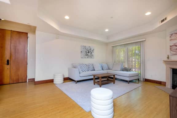 Luxury Living: 2-Bedroom Apt in LA W. Free Parking