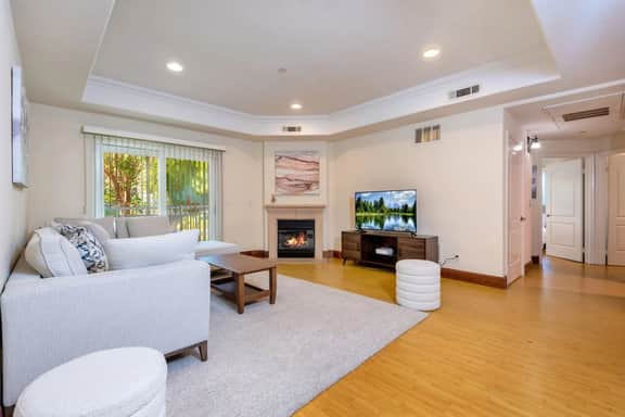 Luxury Living: 2-Bedroom Apt in LA W. Free Parking