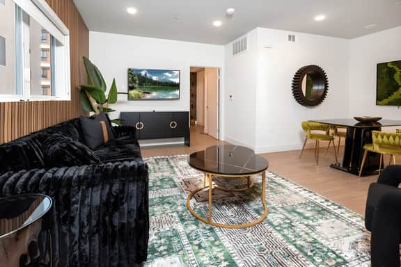 Deluxe K-Town 1BR Condo W. Balcony, Parking!