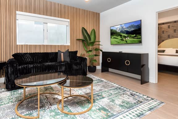 Deluxe K-Town 1BR Condo W. Balcony, Parking!