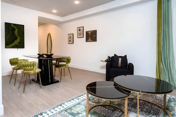 Deluxe K-Town 1BR Condo W. Balcony, Parking!