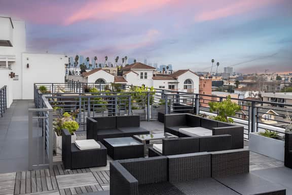 Prestige Elegance 2BR Apt Sleeps 6