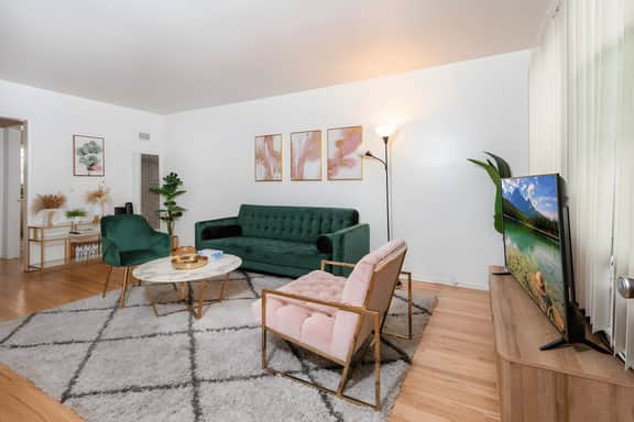 Chic Beverly Hills Apt Sleeps 4