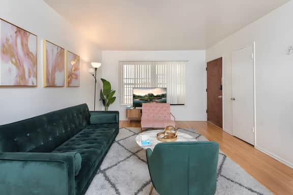 Chic Beverly Hills Apt Sleeps 4