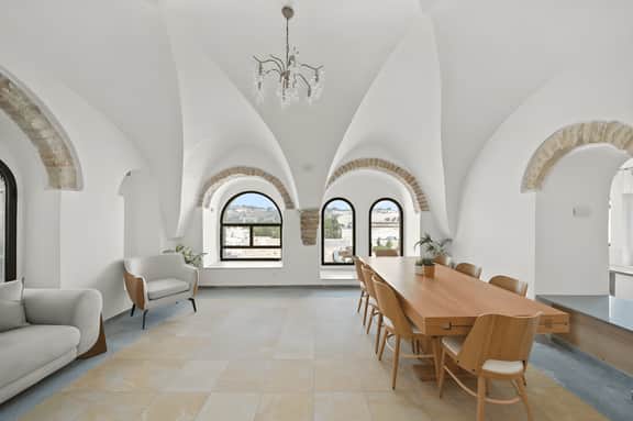 Western wall Stunning Penthouse