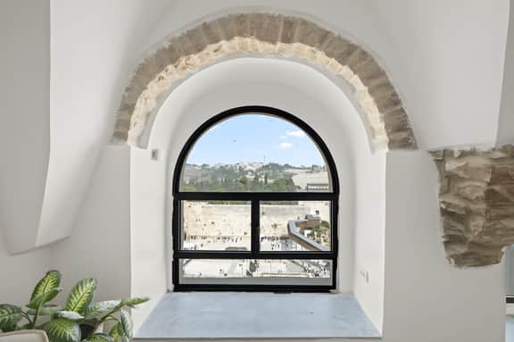 Western wall Stunning Penthouse
