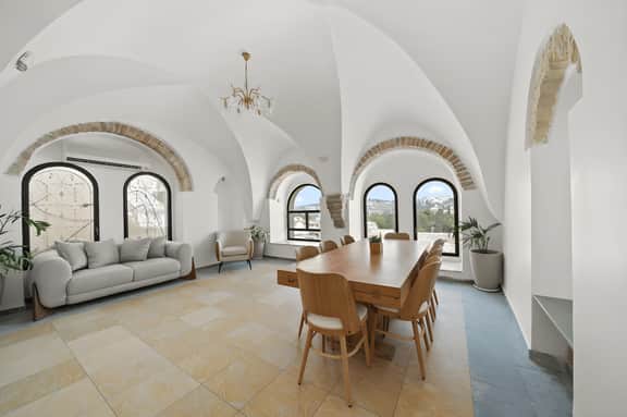 Western wall Stunning Penthouse