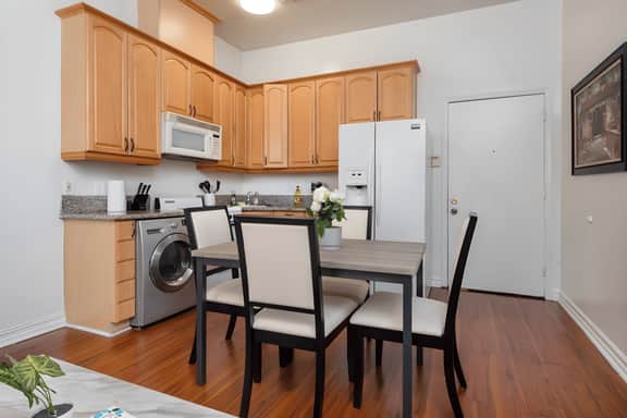 Luxe Living: 1 Bedroom Apartment in LA Sleeps 4