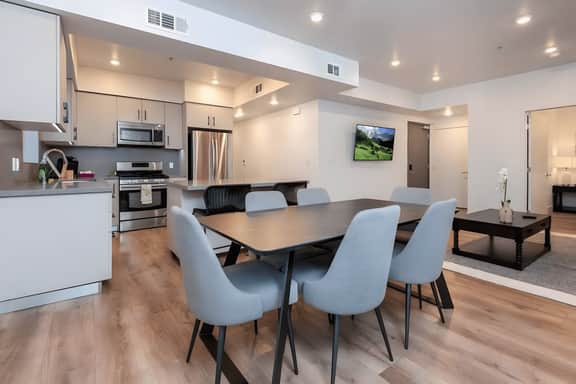 K-Town Modern 2BR Condo with Roof Deck, Parking