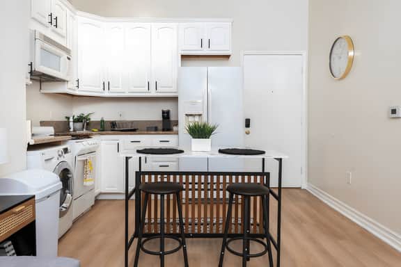 Luxurious 1 Bedroom Apt in LA Sleeps 4!