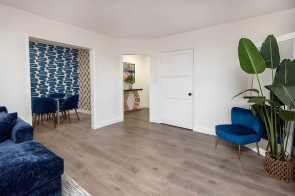 Luxury Living: 2 Bedroom Apartment in BH Sleeps 8