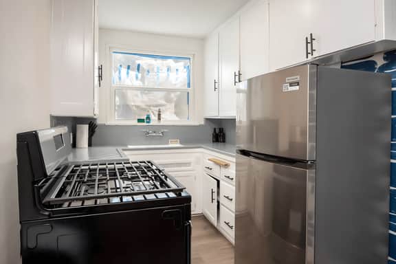 Luxury Living: 2 Bedroom Apartment in BH Sleeps 8