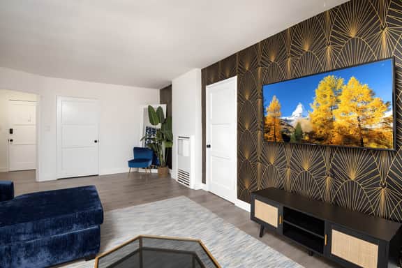 Luxury Living: 2 Bedroom Apartment in BH Sleeps 8