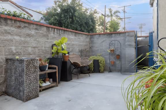 Elegant 1-Bedroom Apartment with Outdoor Patio