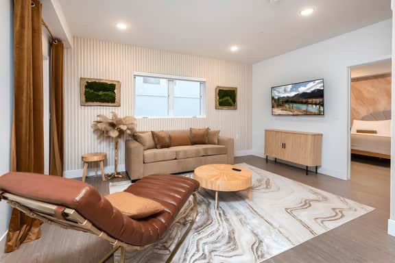 K-Town Modern 1 Bedroom Condo with Free Parking