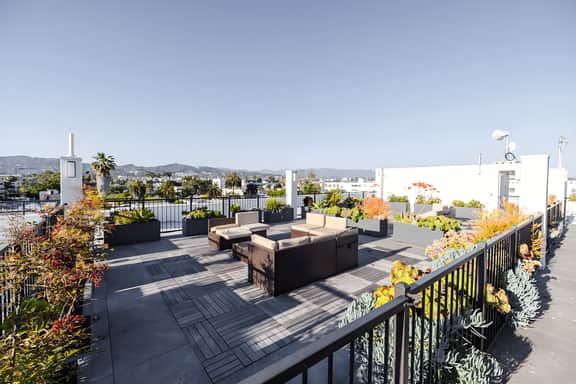 Elegant Balcony Modern Apt for 4!