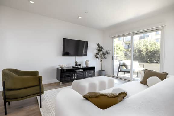 Elegant Balcony Modern Apt for 4!