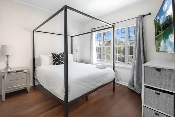 Serene 2BR LA Apartment with Hot Tub