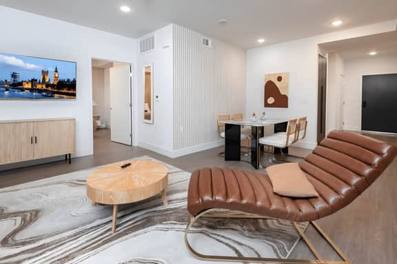 K-Town Modern 1 Bedroom Condo with Free Parking