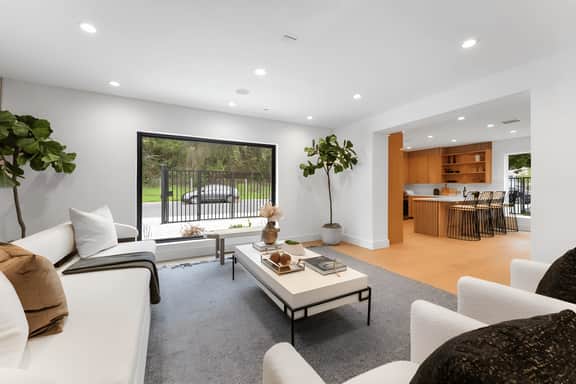 Prestige Residence: Exclusive 3BR w/ Free Parking